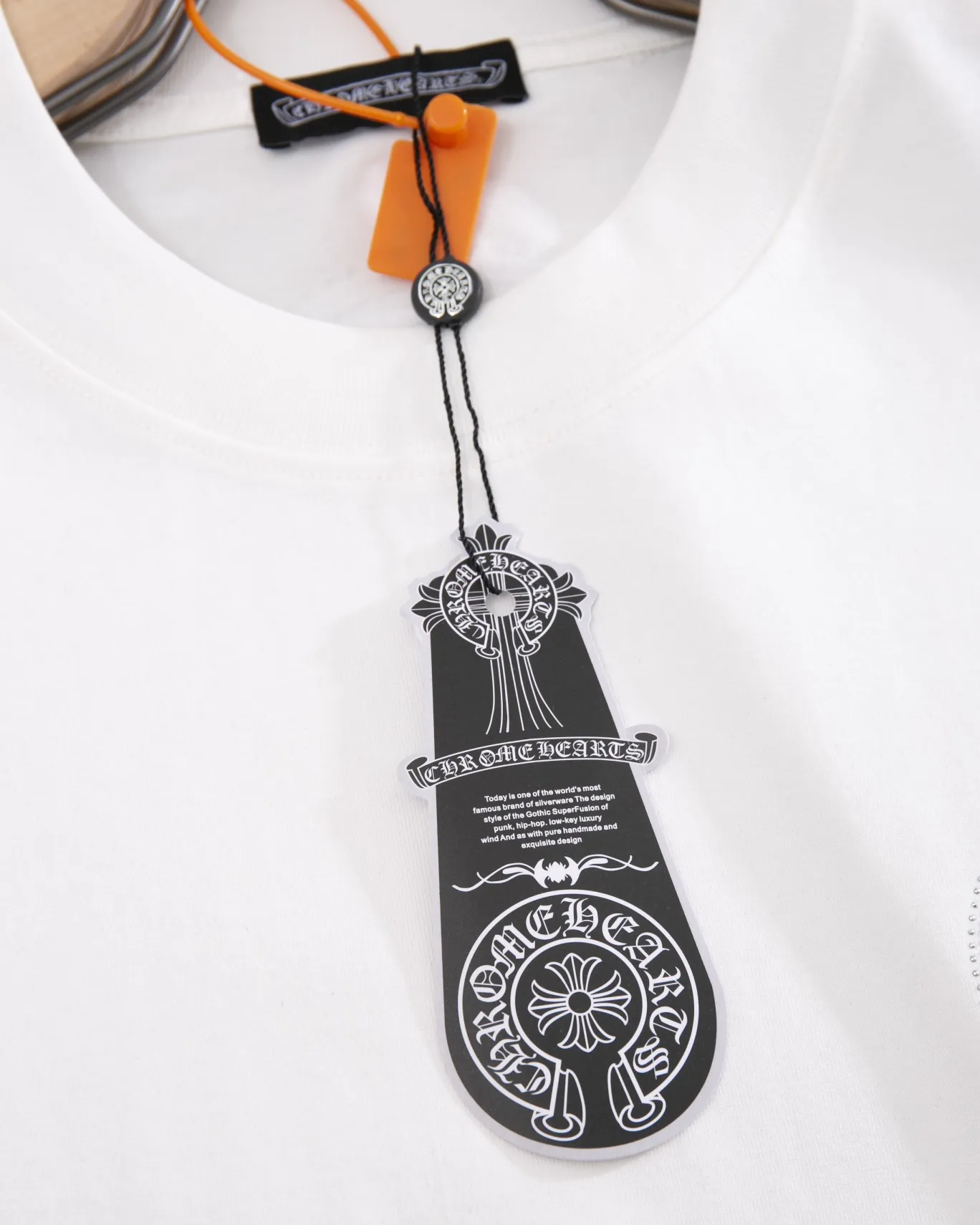 P190 CHROME HEARTS hot-drilled short-sleeved T-shirt. The front and rear panels are marked with high-end hot-drilled flower craftsmanship. The fabric is comfortable and soft, and the high-end washing water is used. The ribs are customized and dyed in the same cylinder. Three standards are complete, the official website is synchronized, and the original mold is opened. The same style for men and women. It is also a practical item that is necessary for daily use. Color: Black White Pink Size: S M L XL